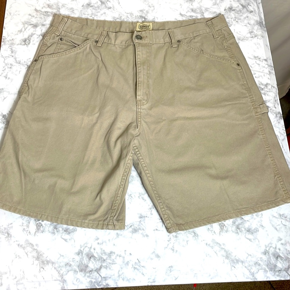 Men’s rugged C.E Schmidt khaki work shorts. Lots of pockets.size 42. Cargo short